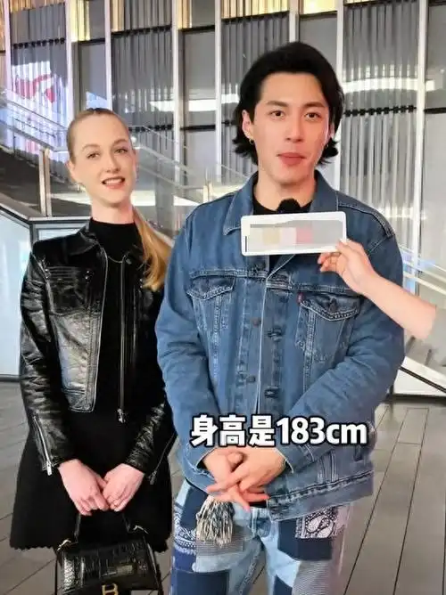 身高183cm的黄俊豪2012年开始做模特,当时年仅18岁的何超莲和黄俊豪