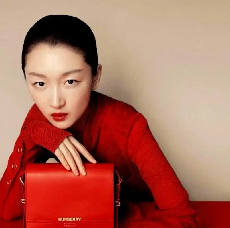 周冬雨身穿红色单品拍广告,虽然身材娇小,但却散发着强大的能量和气场