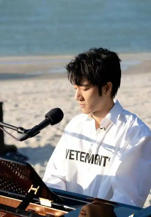 视频中的王力宏可以看得出来苍老了许多,虽然他还是飘逸的长发,但是他