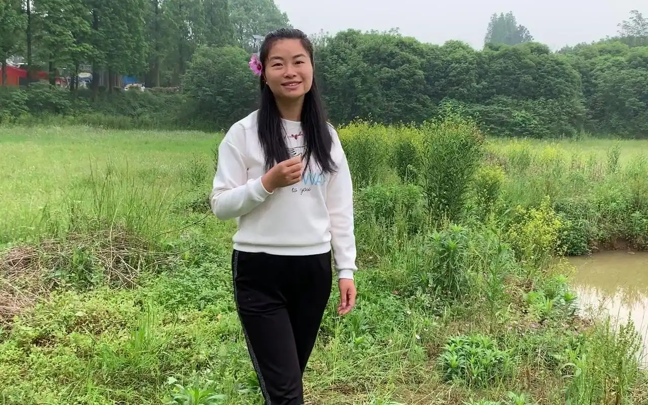 农村妹梦想当歌星她把田间当舞台翻唱追梦人异常火爆