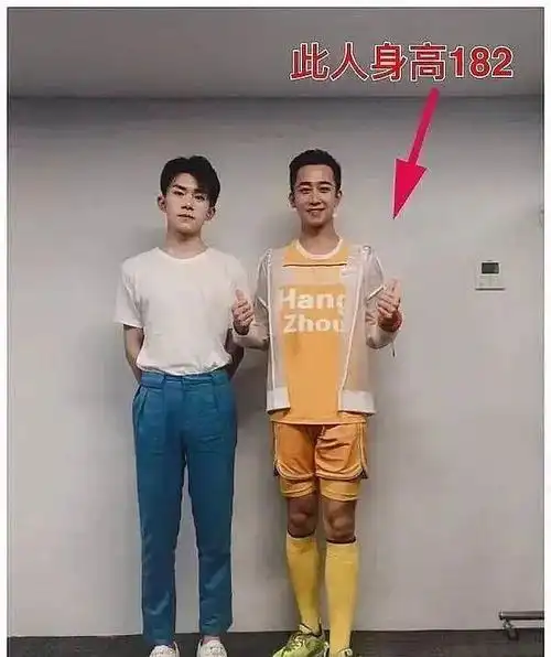 易烊千玺身高绝对不低于177,且听我慢慢分析