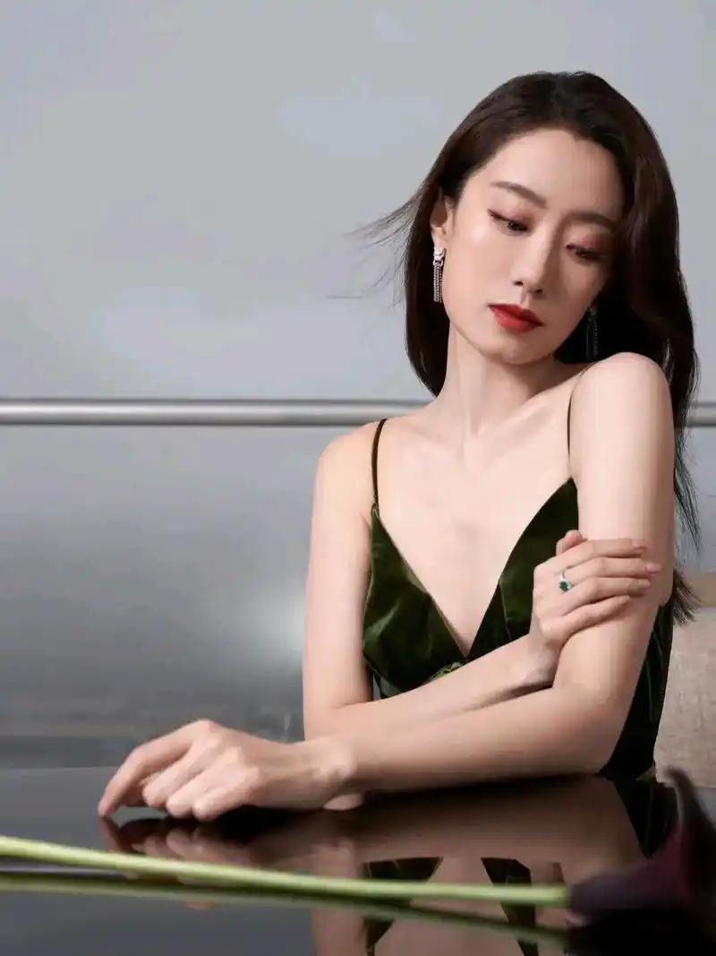 张小斐高级感写真,华丽十足,影后实至名归