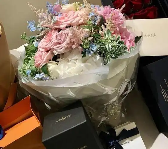 李晨求婚范冰冰现场鲜花铺地名牌礼物一个娃娃上百万