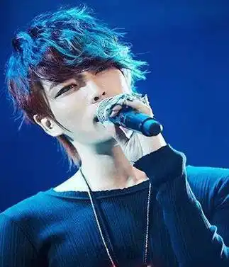 所以小编今天给大家推荐几款时尚的韩国男明星发型,不妨看看小编为你