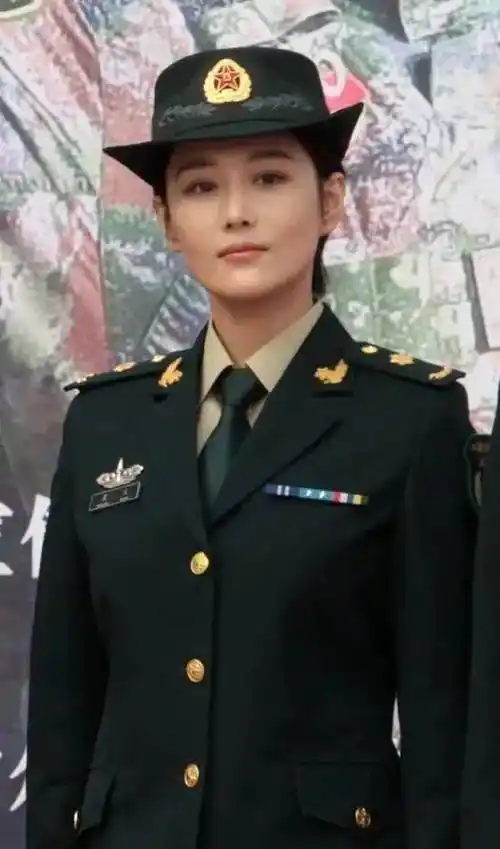 15位女星穿"军装",把殷桃,周冬雨等放在一起,差距就出来了_明星_舞儿