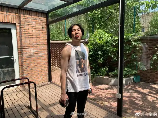 快乐男声白举纲裸上身晒肌肉