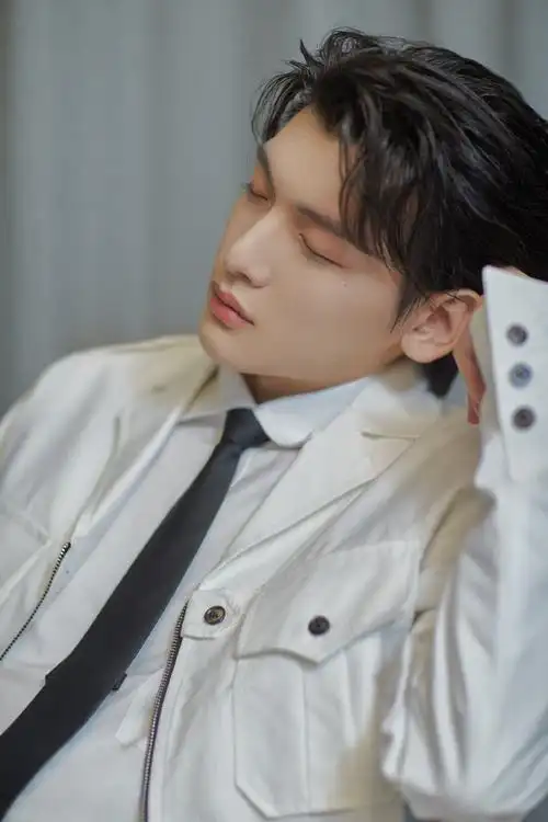 翟潇闻白衬衫证件照#翟潇闻白衬衫证件照太帅了! 怼脸鲨太绝了!