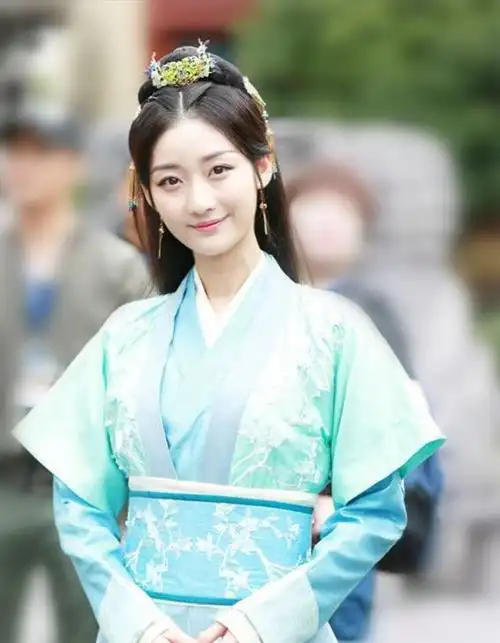 烈焰中妩媚妖娆的她参加过创造101还是东华大学校花