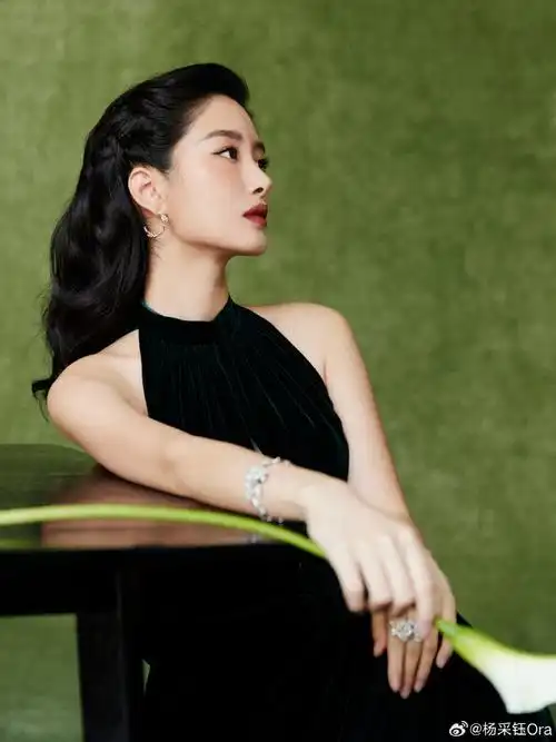 杨采钰露背挂脖长裙##杨采钰像极了美人鱼