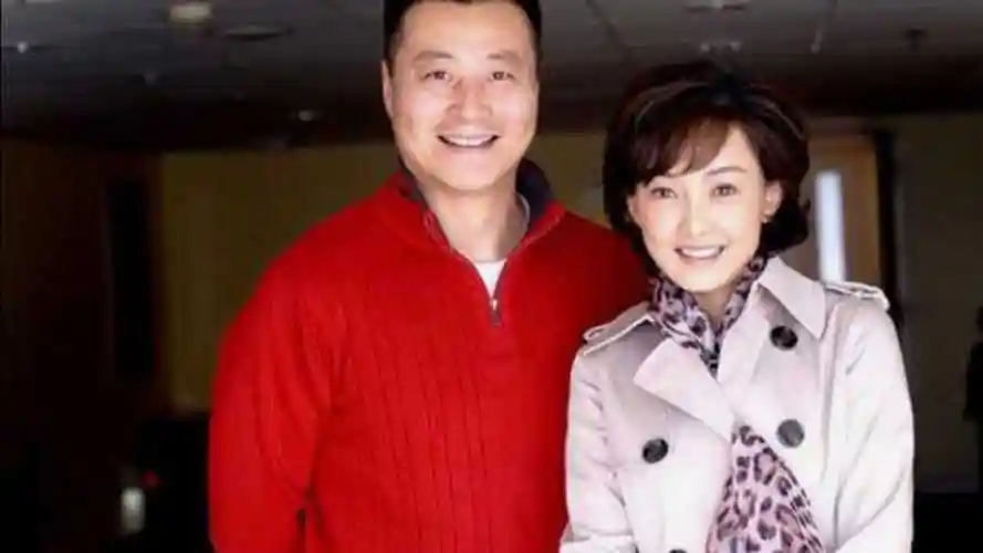 48岁牛莉富豪老公首曝光模样长得比郭冬临还帅牛莉谈家庭系列