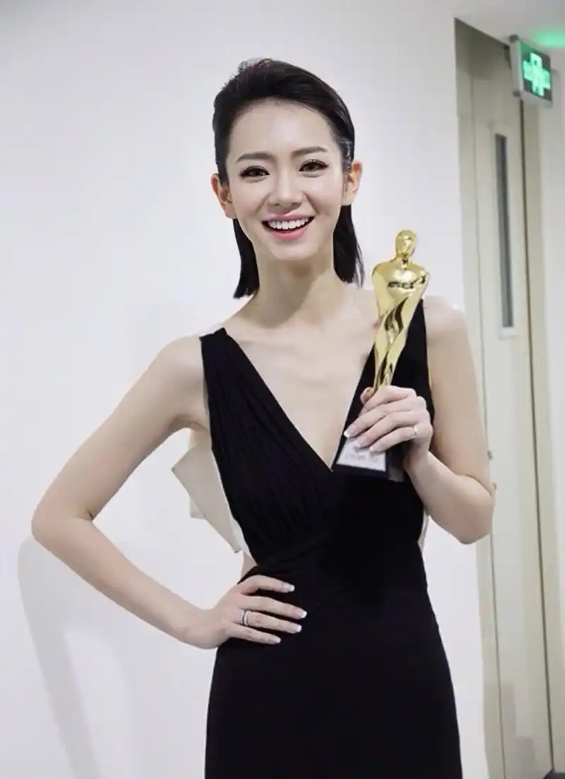 戚薇的旧照!年轻时候的她虽然很好看,但基本上都是靠化妆支撑的