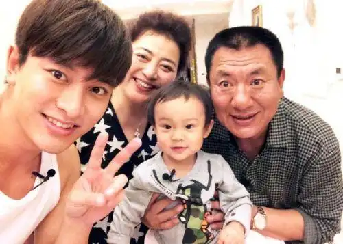 《爸爸回来了》贾乃亮父母首出镜 沈阳豪宅被曝光