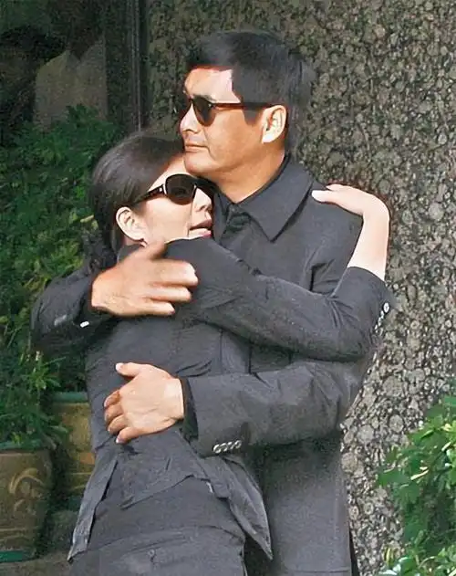 2007年钟楚红丈夫刚去世她转身在周润发怀中痛哭两人是何关系