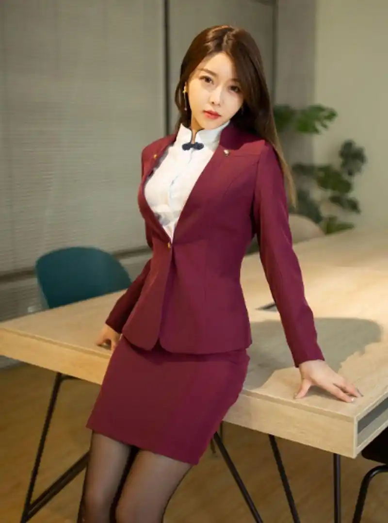 红色职业装搭配黑丝高跟鞋,女神范儿十足#性感美腿# #黑丝# #美女