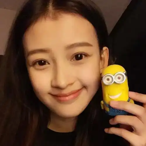 仔细看孙怡的五官,她的眼睛是圆润的,尤其是平行的双眼皮搭配大眼睛