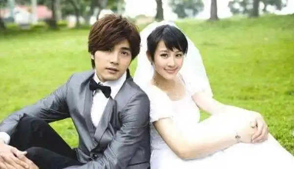 后面贺军翔也进军大陆,跟张钧甯,李易峰合作《幸福最晴天》,他担任男