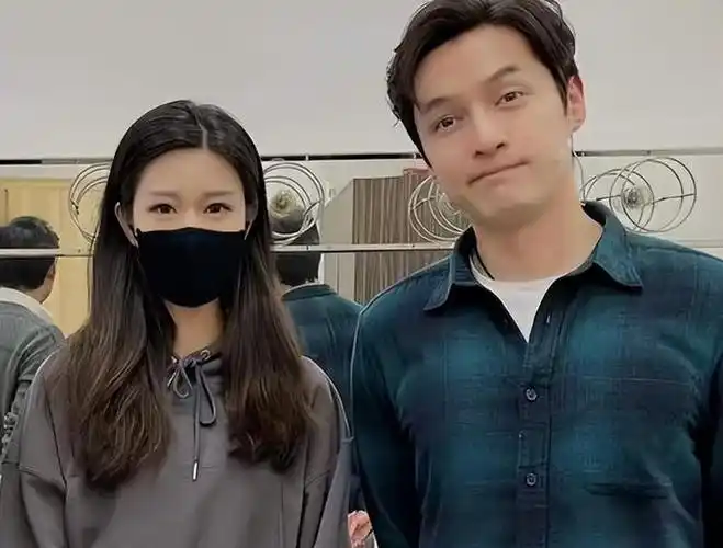 胡歌90后妻子产后首次现身素颜出镜不修边幅身材暴露婚姻现状