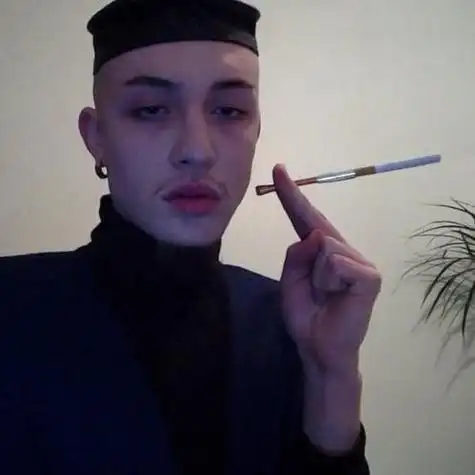 叼烟小胡子男人头像