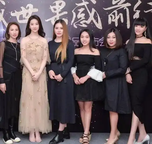 看完明星和素人的合照,才知道艺人的颜到底有多神.