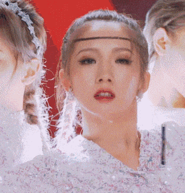 101小姐姐成团"火箭少女",一本美妆教科书正式出版!