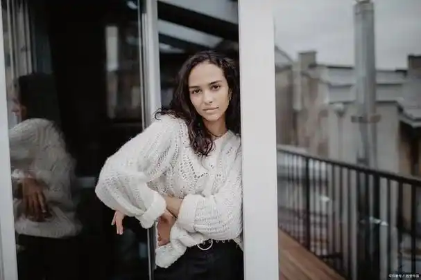 41岁张歆艺同框54岁陈红,赢了年龄输了气质,一个网红脸太生硬