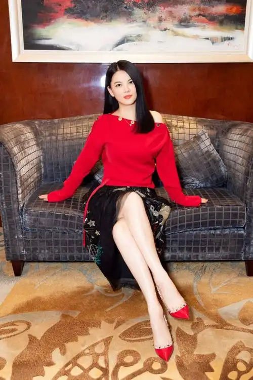 李湘香港寺庙被偶遇身材圆润一脸福相神秘男子陪她疑似恋爱