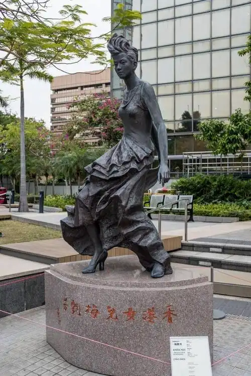 被誉为"香港女儿"的梅艳芳的雕塑.
