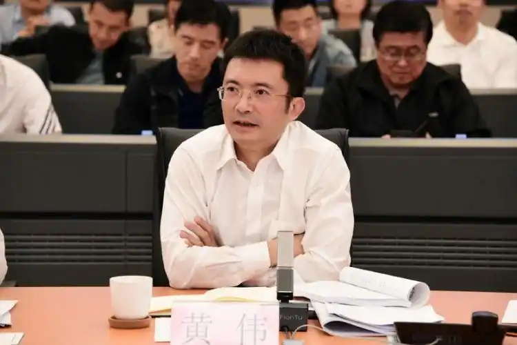 区委副书记,区长黄伟,区委常委,宣传部长高大伟,副区长朱伟华出席会议