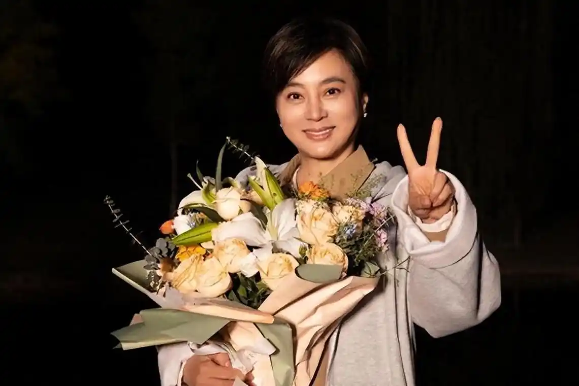 甜歌皇后,依旧灿烂 九十年代,歌手李玲玉以柔美的嗓音开创了甜歌之路