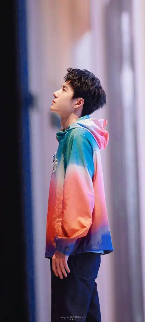 王一博渐变色冲锋衣#王一博侧颜太完美了!