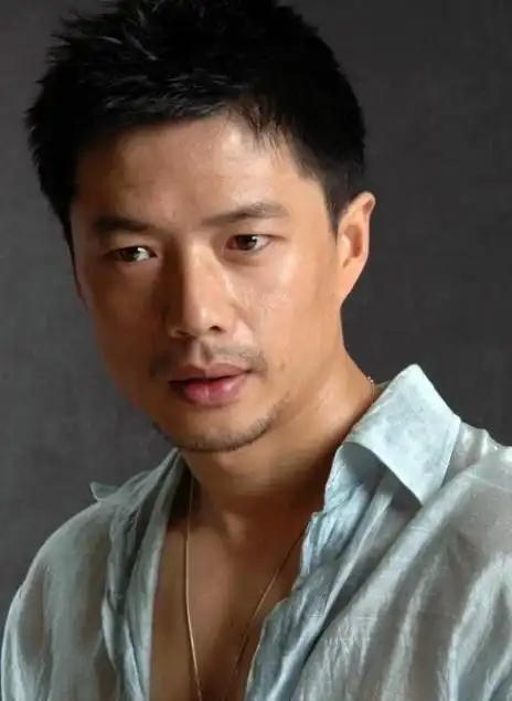 段奕宏:娶演员王谨,结婚12年无儿无女,依旧把妻子宠成宝