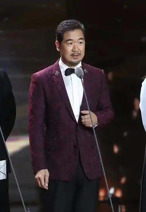 "国宝演员"张国立久居海外,高档餐厅品美酒,搂娇妻大秀恩爱