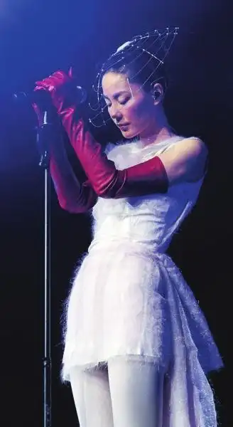 王菲重庆演唱会现场座位垮塌