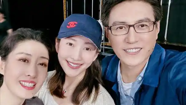 自从结婚后,刘敏涛很少和老公一起出去玩.