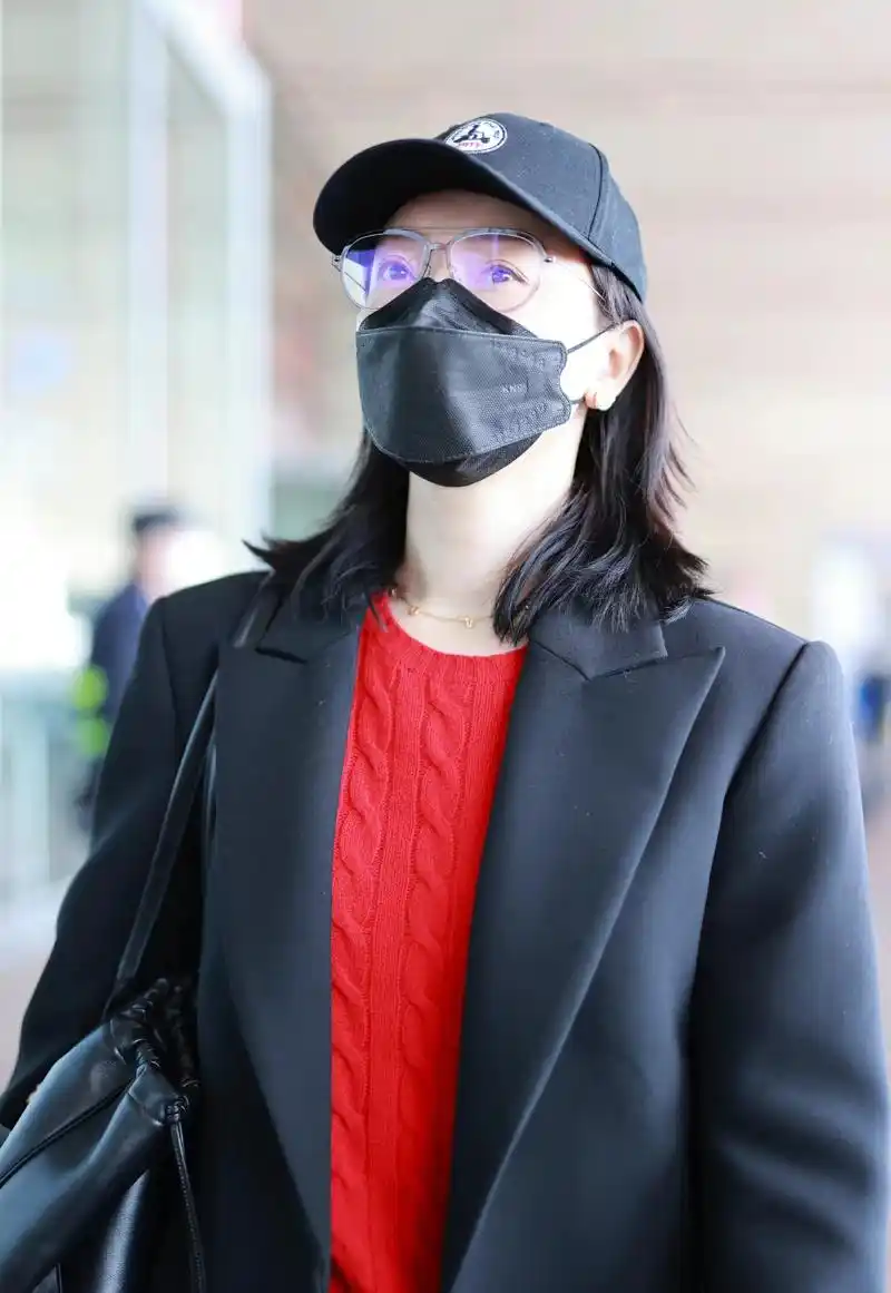 陈数现身机场,红色毛衣搭配黑色大衣,精致时髦又显气质!