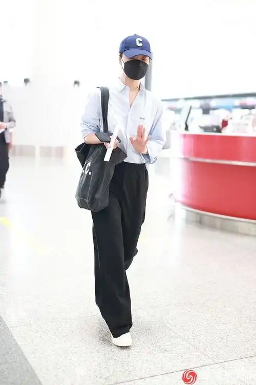 王珞丹机场街拍黑白look简约 palace蓝衬衫搭纯黑长裤__凤凰网