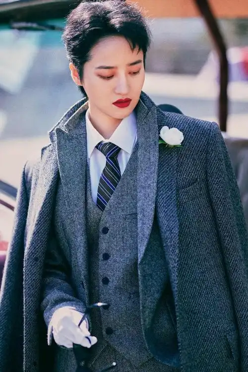 新锐唱作人蒋一侨发布最新写真致敬梅艳芳经典封面