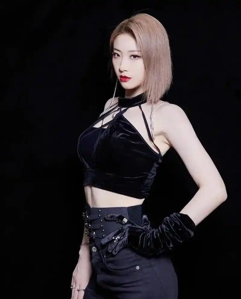 喻言中国内地歌手,演员,气质女神,这身材你们来说说吧!