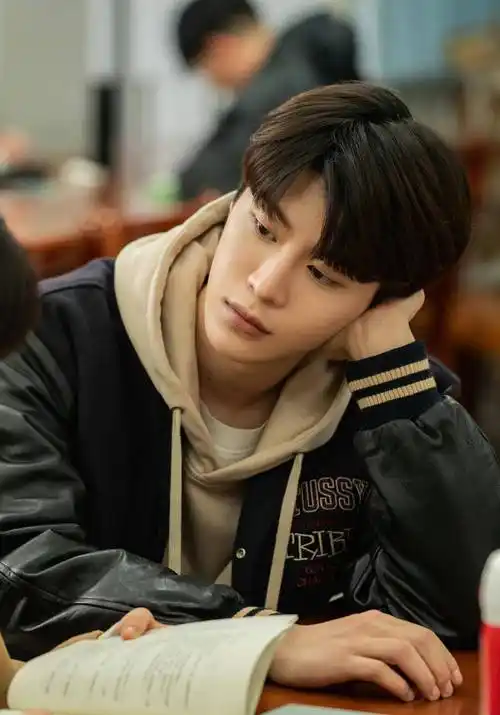 范丞丞凭杨澄一角被称为"苏渣之神",网友还考古了他纹身的意义_娱乐