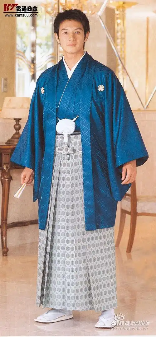 在日本首都東京明治神宮舉行的"成人節"慶祝活動上,兩名神官為一名年