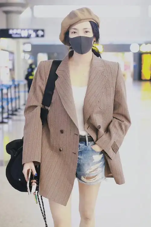 王紫璇机场私服look,身穿gucci的西装外套,内搭白色吊带和浅色牛仔