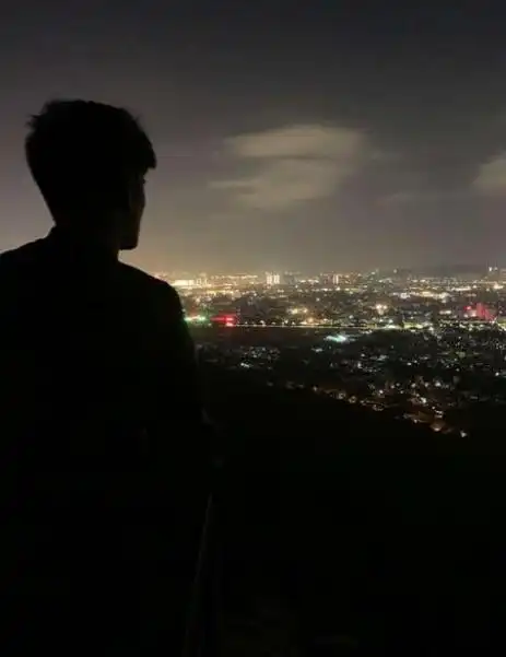 一个男人孤独沧桑背影图片