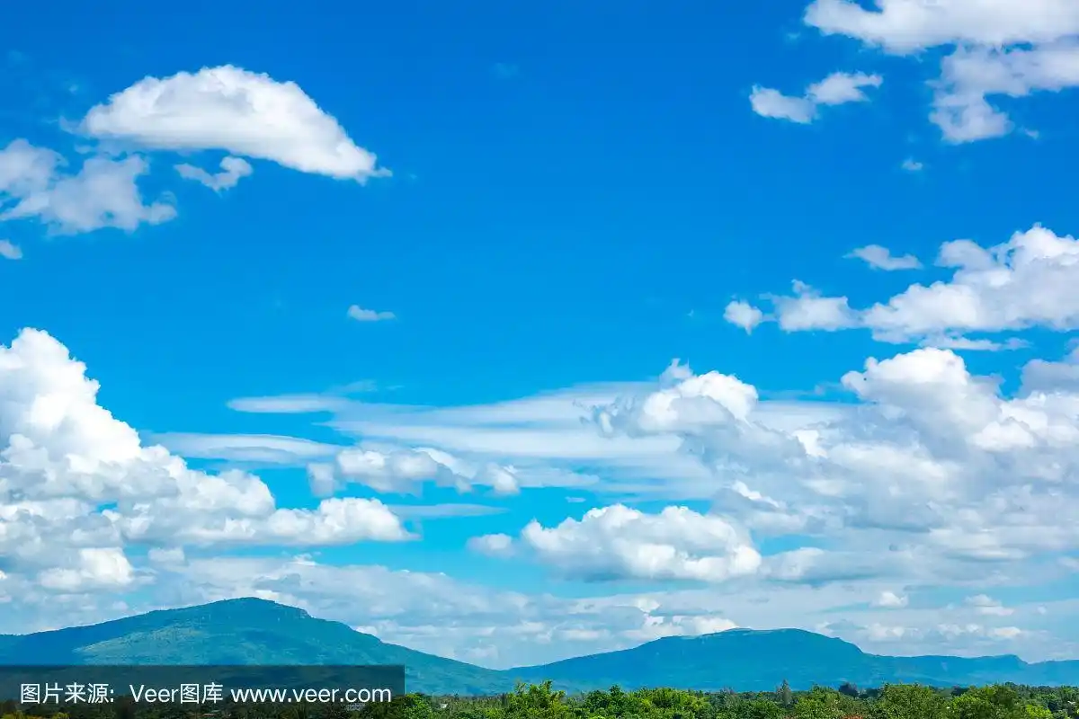 天蓝色或蔚蓝的天空和明亮的云在山上和森林