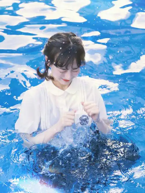 模仿林小宅游泳池拍了一组校服写真太青春了