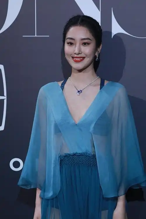 杨采钰 上衣秀中的"扁平化身材"没有亮点,却被项链抢走了.