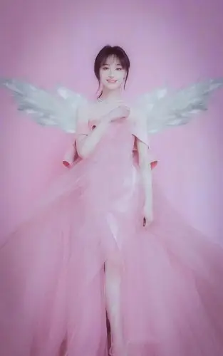 郑爽穿蝴蝶结礼服裙出席活动,网友热议:她怎么可以这么好看