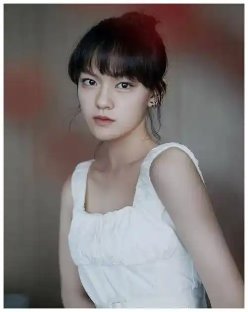 文淇的清纯感真是一绝,穿件白色吊带裙,影后气质就是不一样_刘海和_版