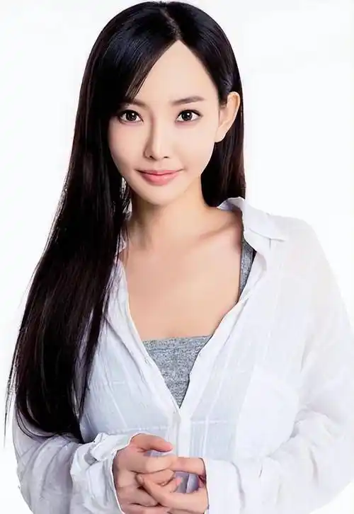 大二时被王晶发掘,从娱乐圈新秀到万众瞩目的"最美晶女郎"_童菲_电影