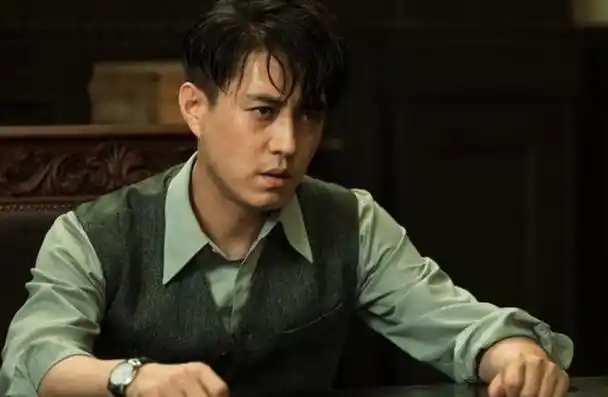 严刑拷打,枪林弹雨,靳东在《无间》中的爆发力,被震撼到了