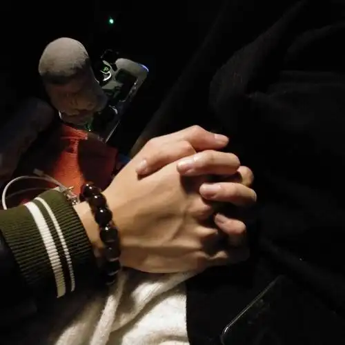 喜欢单手开车,这样另一只手就可以牵着你了